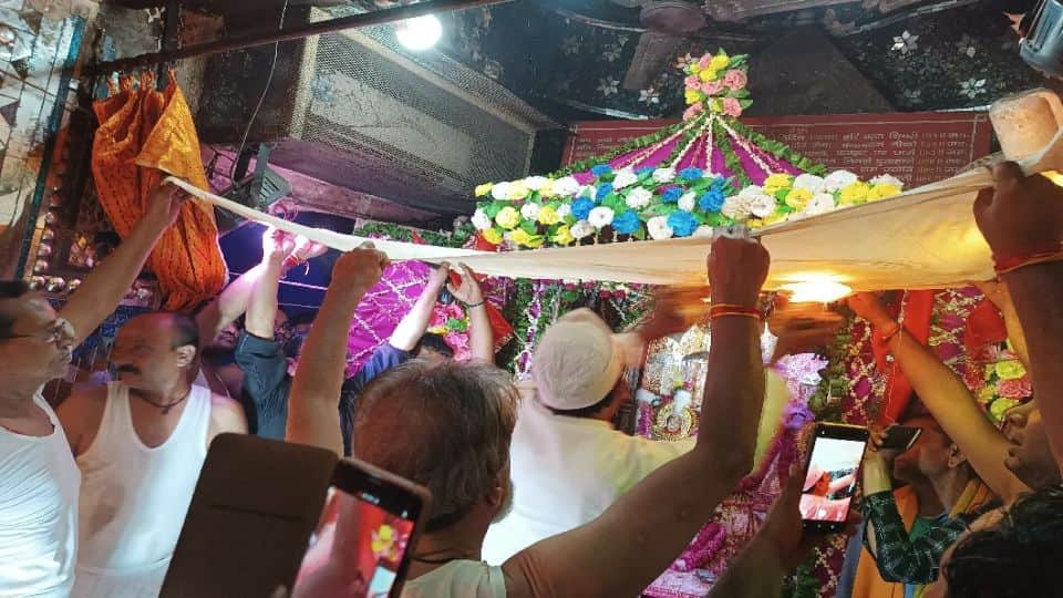 Navratri 2022 Magical Aarti Performed At Nari Semari Mata Temple In Mathura