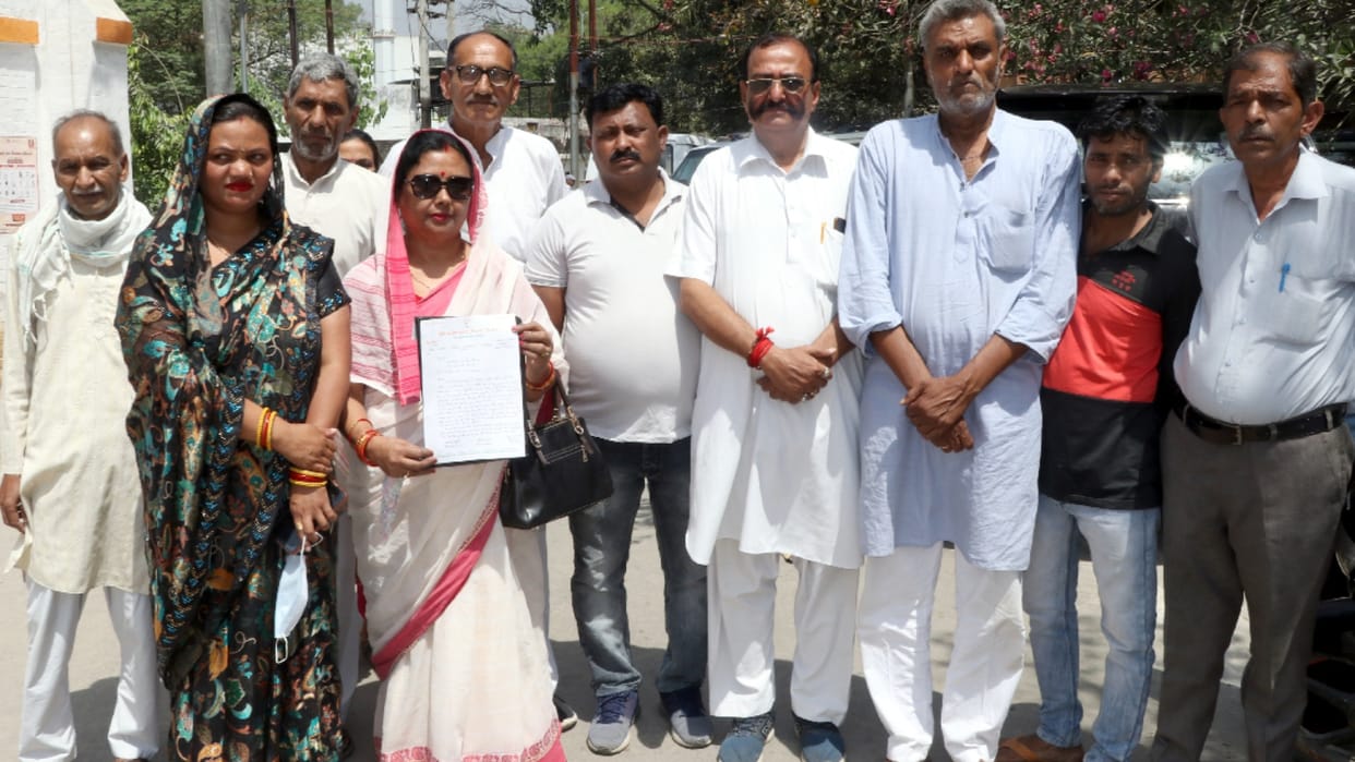UP: Congress against inflation, doing aarti of cylinder