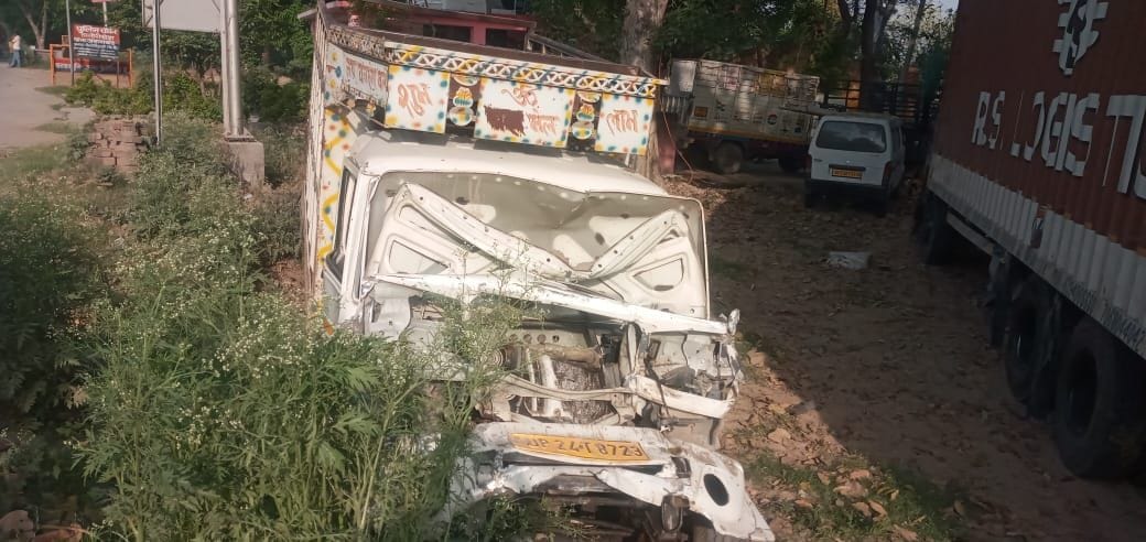 The pickup going from Badaun to Purnagiri fell into the ditch, the death of the student and the watchman