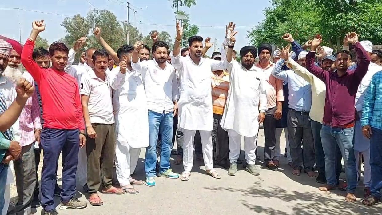 The relatives of the deceased student demonstrated