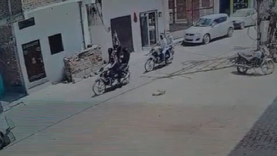 Chhatarpur: Criminals are spirited, openly firing, police is searching on the basis of CCTV