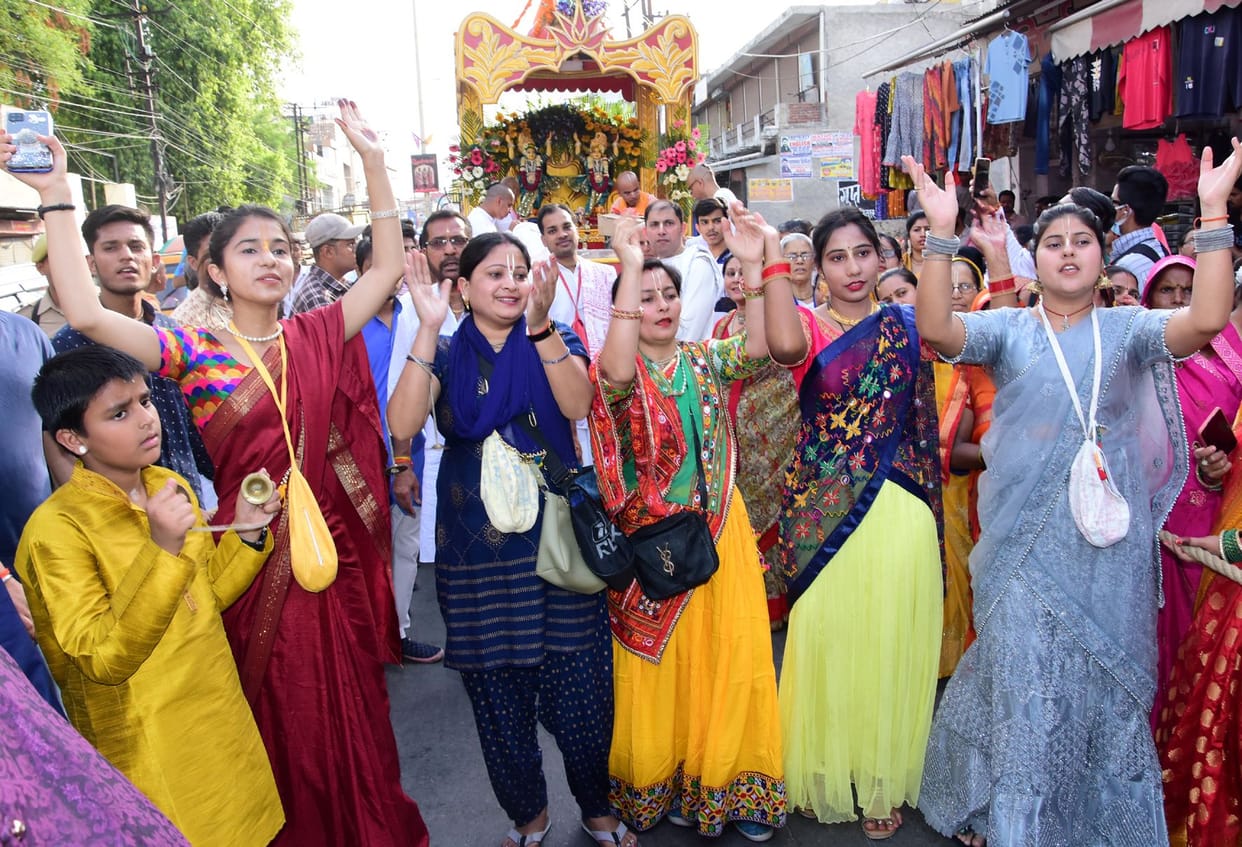 Nitai-Gaur Rath Yatra came out with pomp