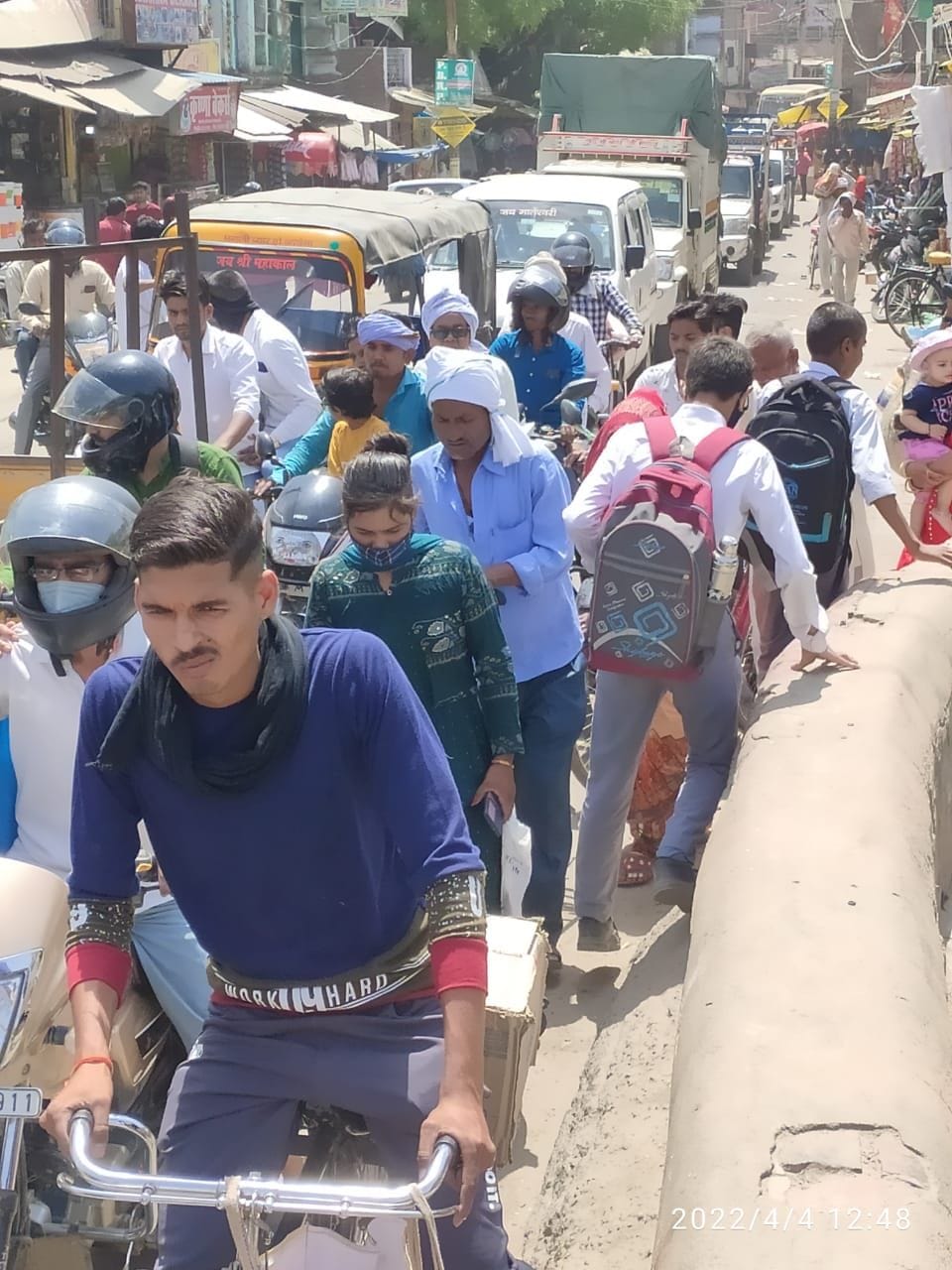 auraiya news,Two hours jam on Dibiyapur canal bridge, passersby hulk