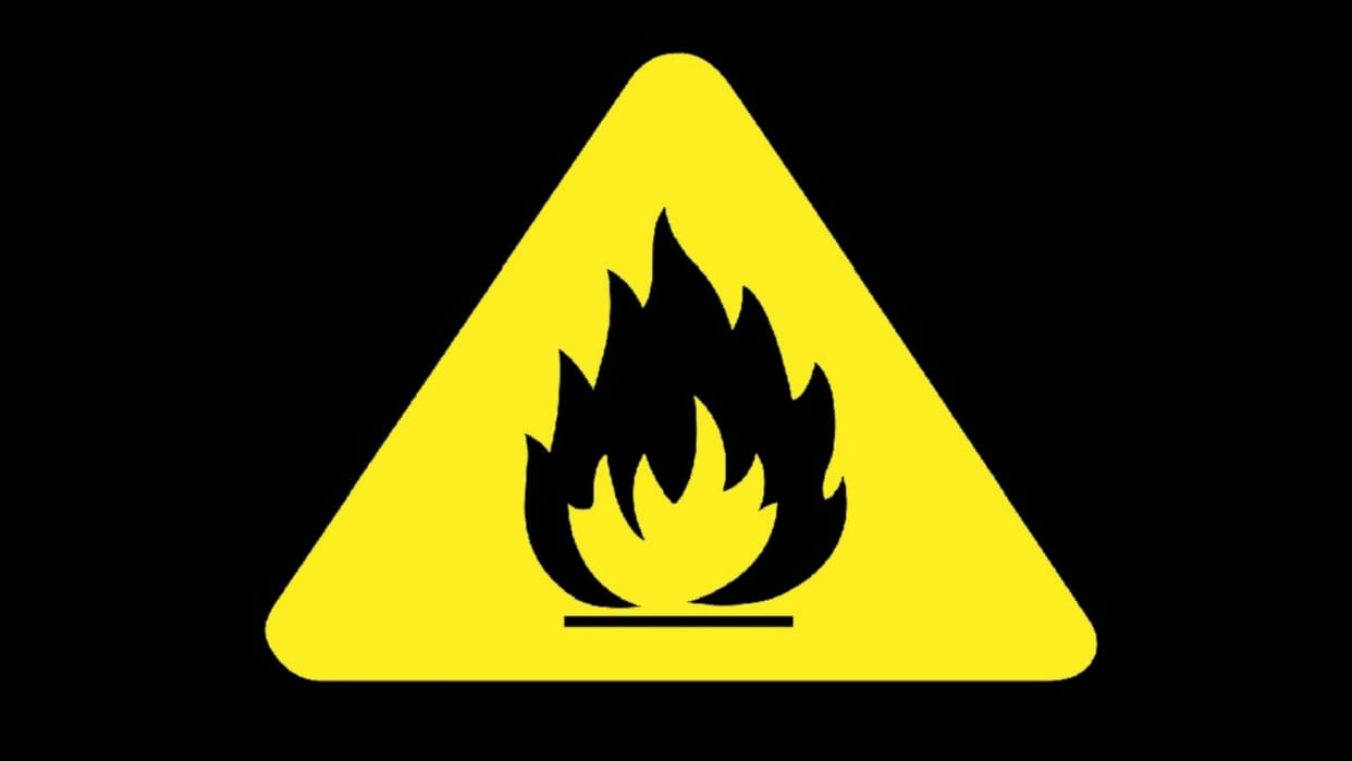 Fire at BDD Chawl in Worli area of Mumbai one woman injured seriously and another suffered from suffocation news in Hindi