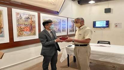 सिंगापुर में जनरल नरवणे ने बैटल बॉक्स बंकर का दौरा किया।