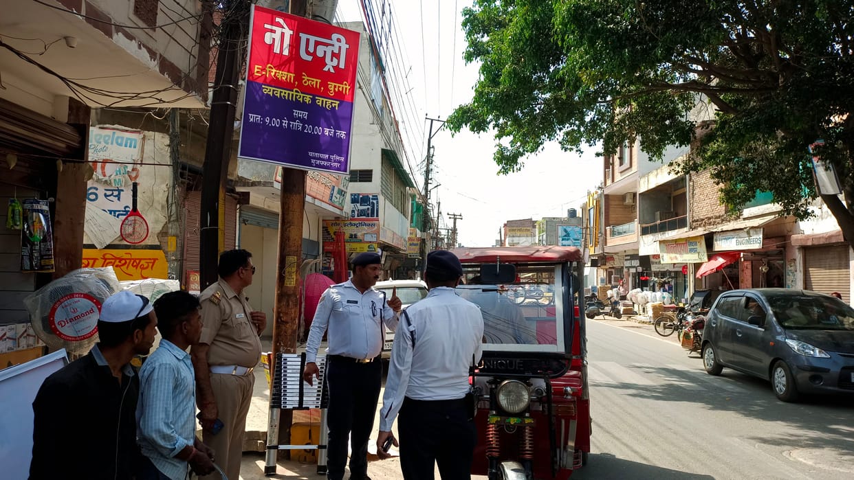 Operation of e-rickshaws is closed on this road.