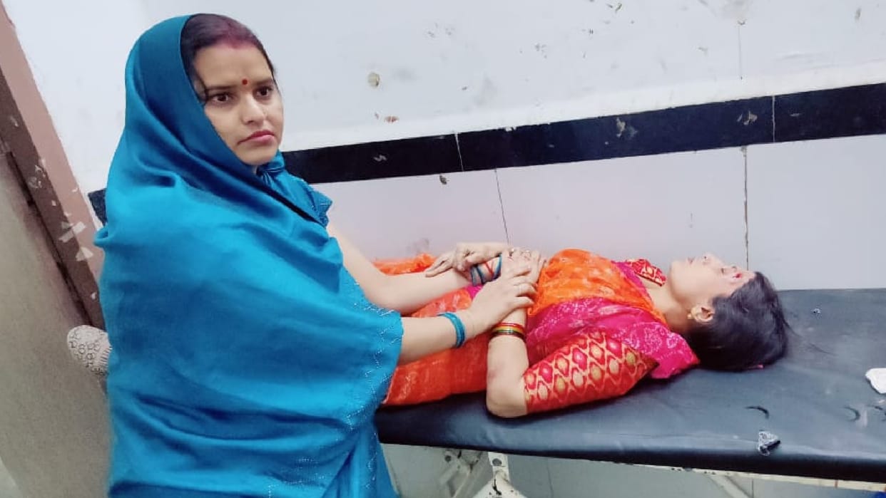 Chhatarpur: Dog collided with bike of couple returning from Bageshwar Dham, husband and wife injured in accident