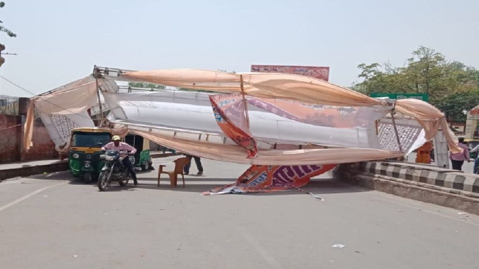 two people injured after hoarding fell due to strong wind on road in agra