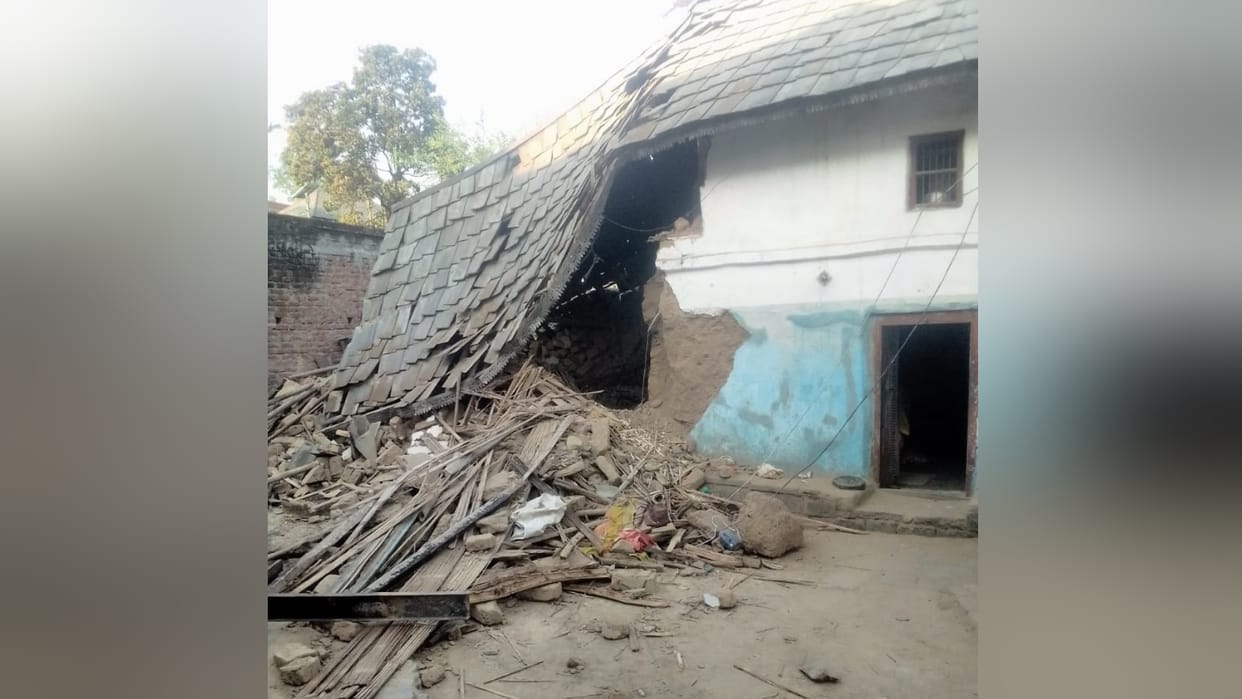 Himachal news big inccident in Hamirpur house collapsed mother and son died due to debris
