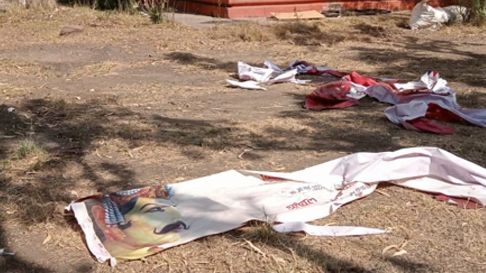 Ujjain: Honored two days ago, Yashogan done... now being insulted, flexes with photos of Emperor Vikramaditya thrown on the road!