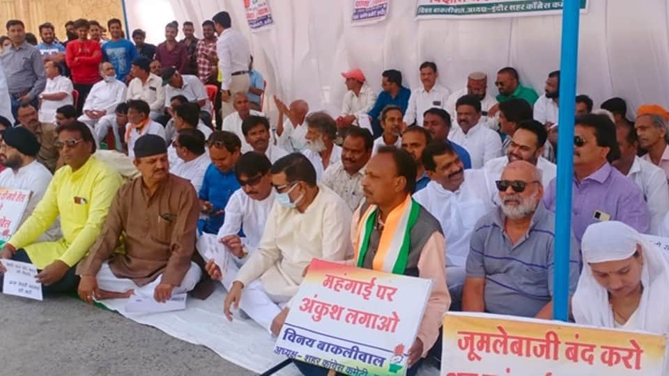 Madhya Pradesh: Congress took to the streets against inflation, staged a protest in Indore, funeral procession in Ujjain, rally in Dewas with inflation witch