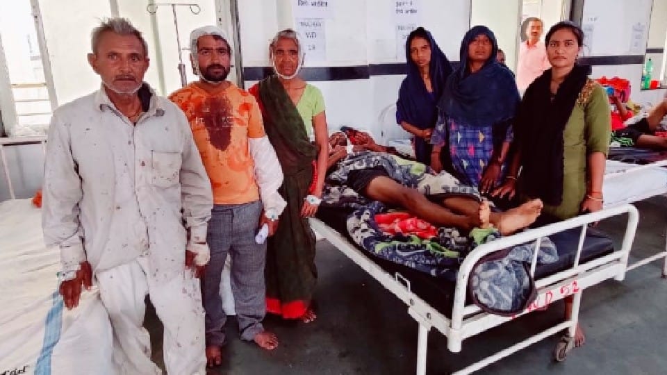 Chhatarpur: Bloody struggle for one foot of land, half a dozen people of a family injured, case registered against 10