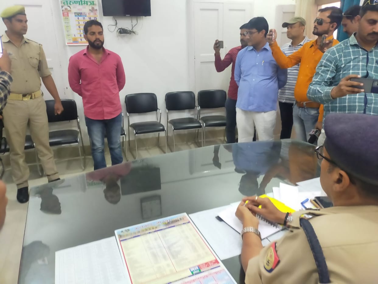 RS 50 thousand rewarded criminal surrendered in Jaunpur Crooks in line to surrender due to fear of bulldozers