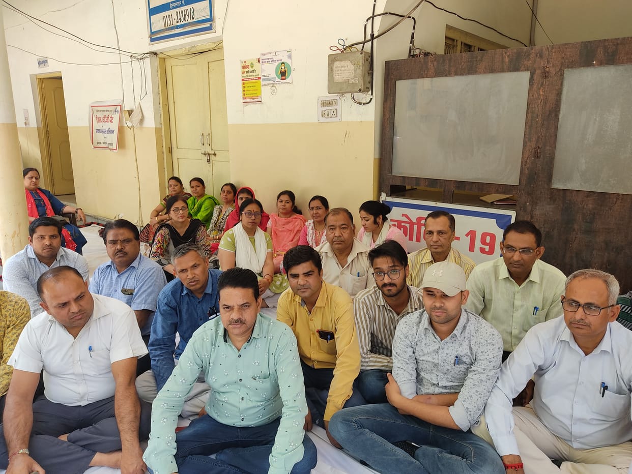 The employees demonstrated in the collectorate by locking