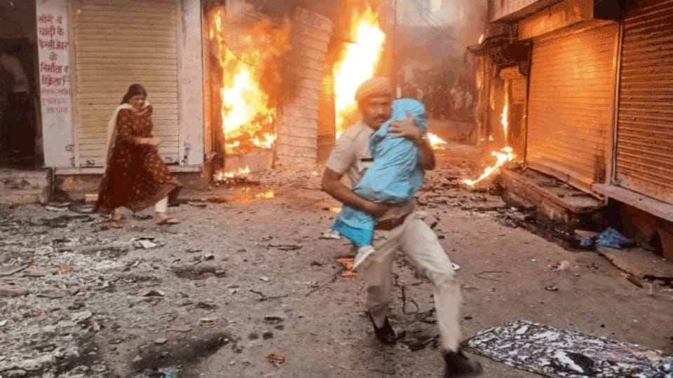 Karauli Violence Update Constable saved child and two women trapped in fire CM Ashok Gehlot congratulated