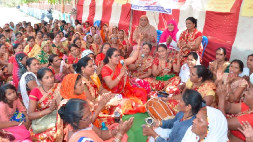 Sehore: Seventh day of strike of Anganwadi workers, demands made by singing songs