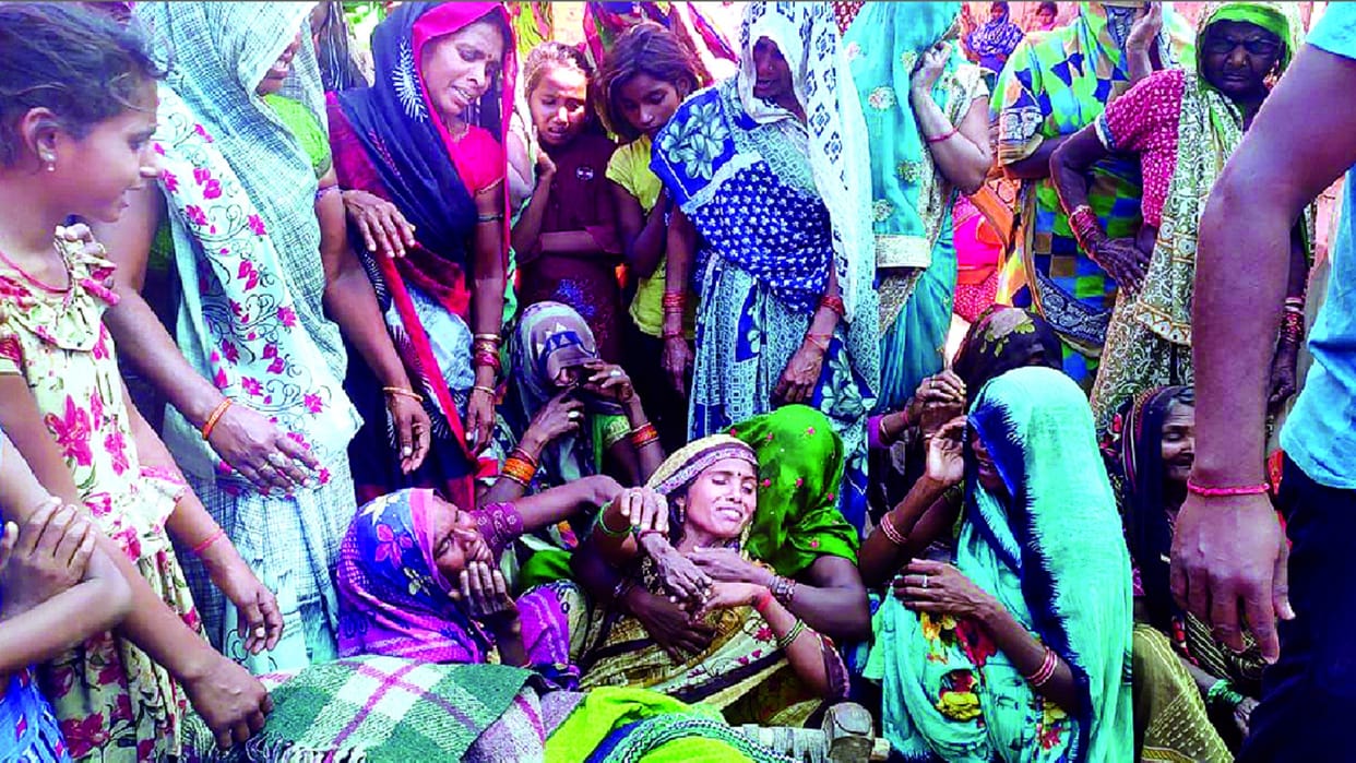 Kaushambi: Death of a young man who jumped from the roof to escape the attack of monkeys