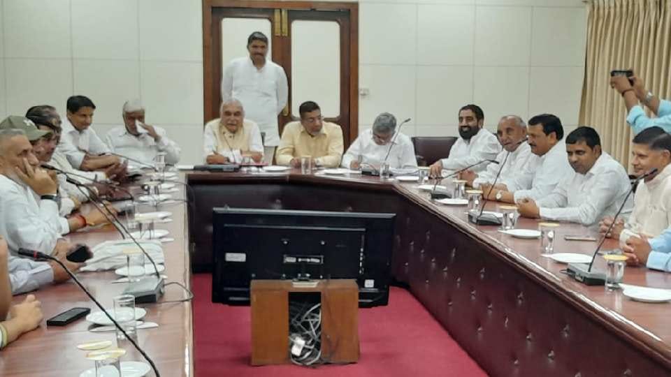 Kumari Selja Supporter Five MLAs did not reach Bhupinder Singh Hooda meeting