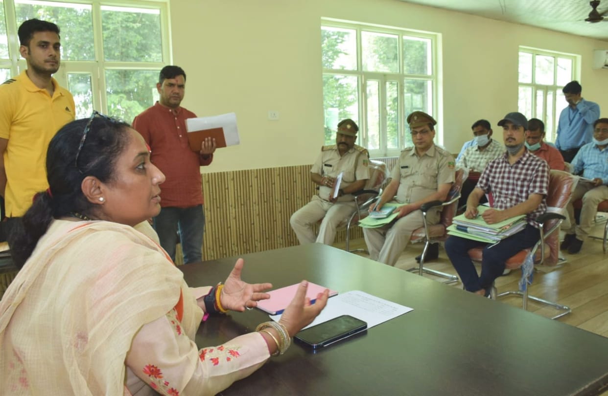 Officers should discharge their duties sincerely: Ritu Khanduri