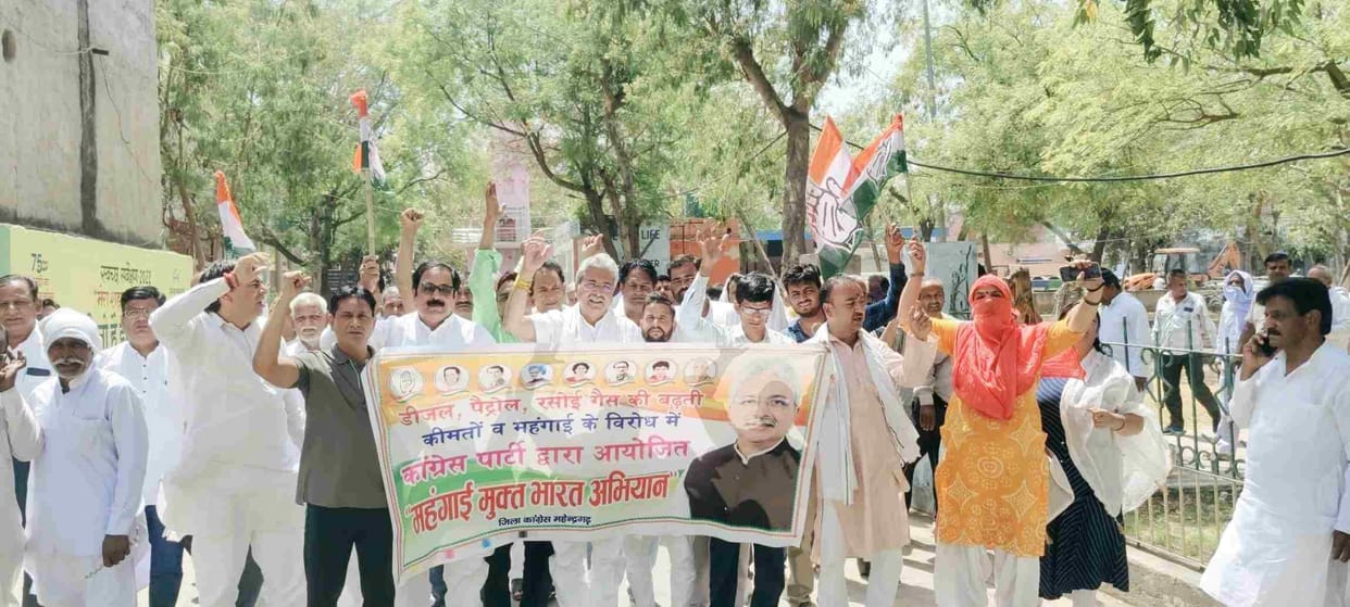 A march was taken out from the city council office to Mahavir Chowk in protest against inflation