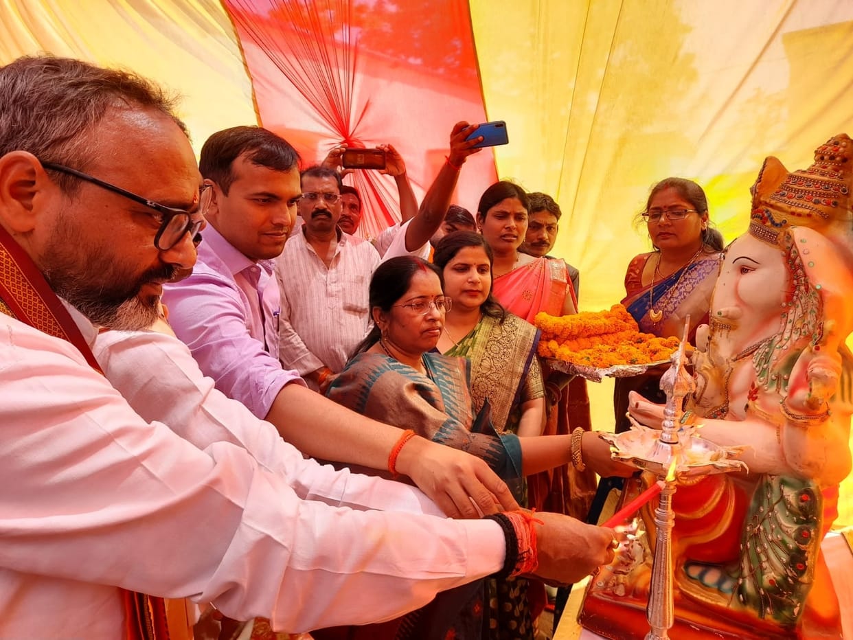 School Chalo campaign started, DM ate mid-day meal with children