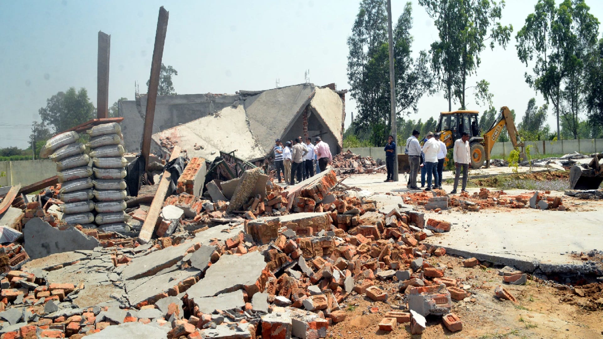 Muzaffarnagar News: MDA team demolished three buildings by bulldozer see photos