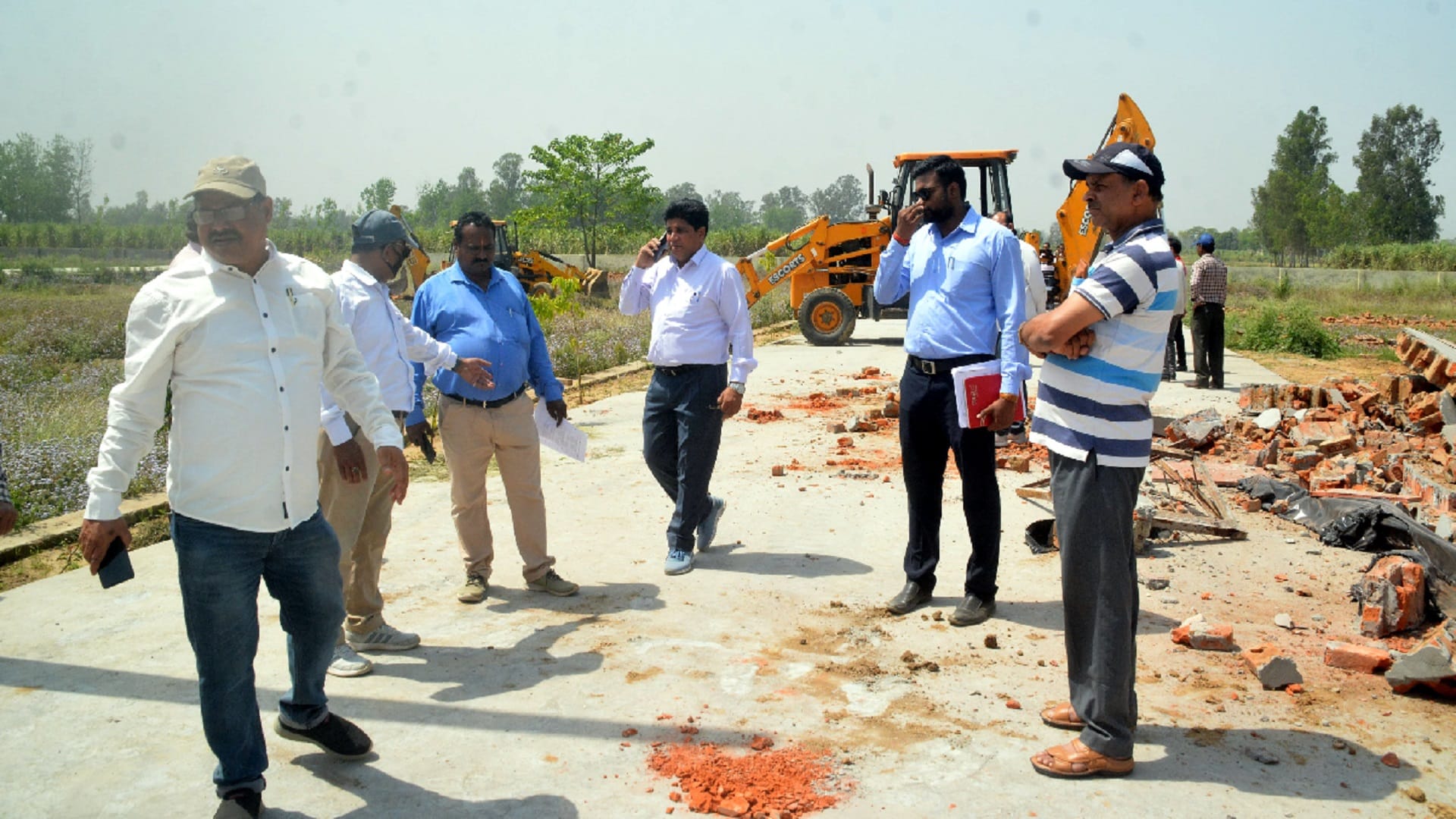 Muzaffarnagar News: MDA team demolished three buildings by bulldozer see photos