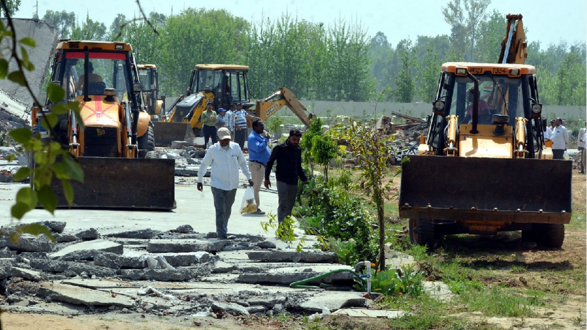 Muzaffarnagar News: MDA team demolished three buildings by bulldozer see photos