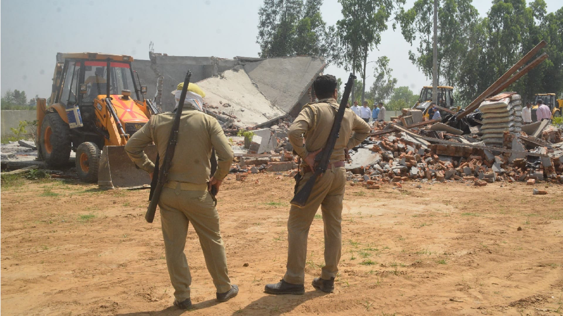 Muzaffarnagar News: MDA team demolished three buildings by bulldozer see photos