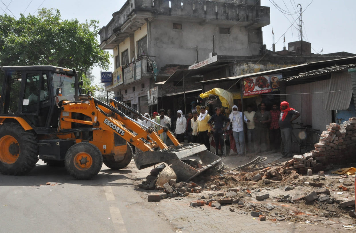 Bulldozer of the administration run on illegal encroachment in the city