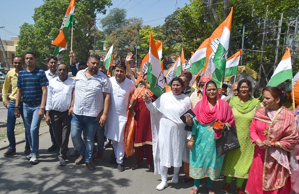 congress organised  railly in nahan against increasing the rate of necessary things like foodspetro ldisel and others thing