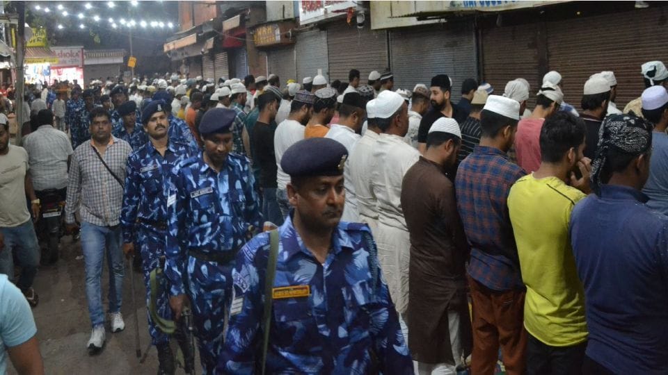 ruckus over namaz on the road in agra