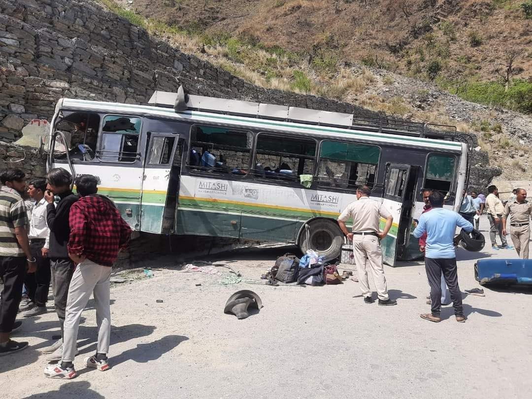 Bus going from Manali to Shimla collides with hill in Pandoh, driver dies