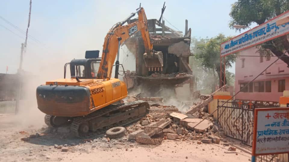 Shajapur Anti Mafia Campaign: The land given to the poor was occupied, the house of the crook and the poultry farm landed