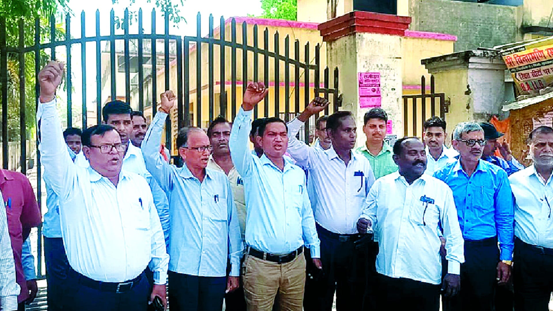 Tehsil employee death case: SDM Lalganj CM Yogi directs to suspend him