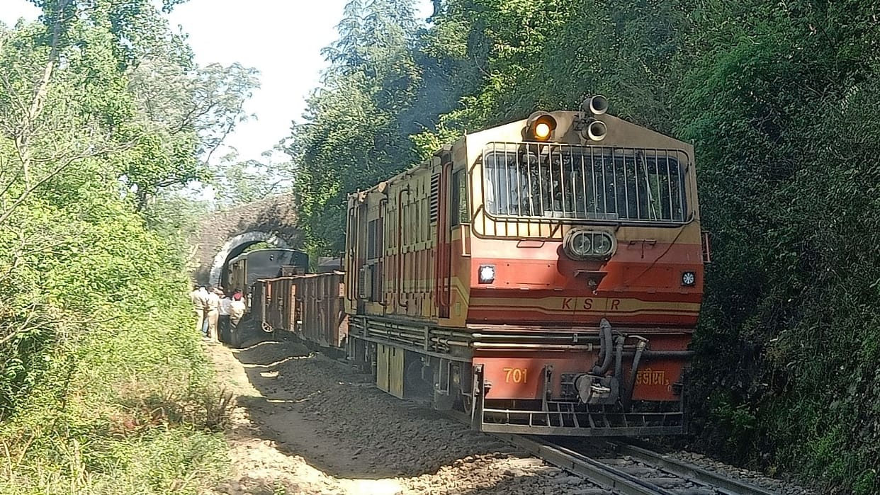 kalka shimla train Derails Near Kandaghat Solan Himachal Pradesh