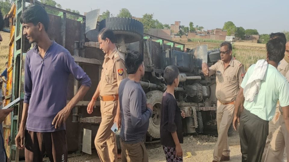 one devotees dies 30 injured as cantor overturned in tundla firozabad