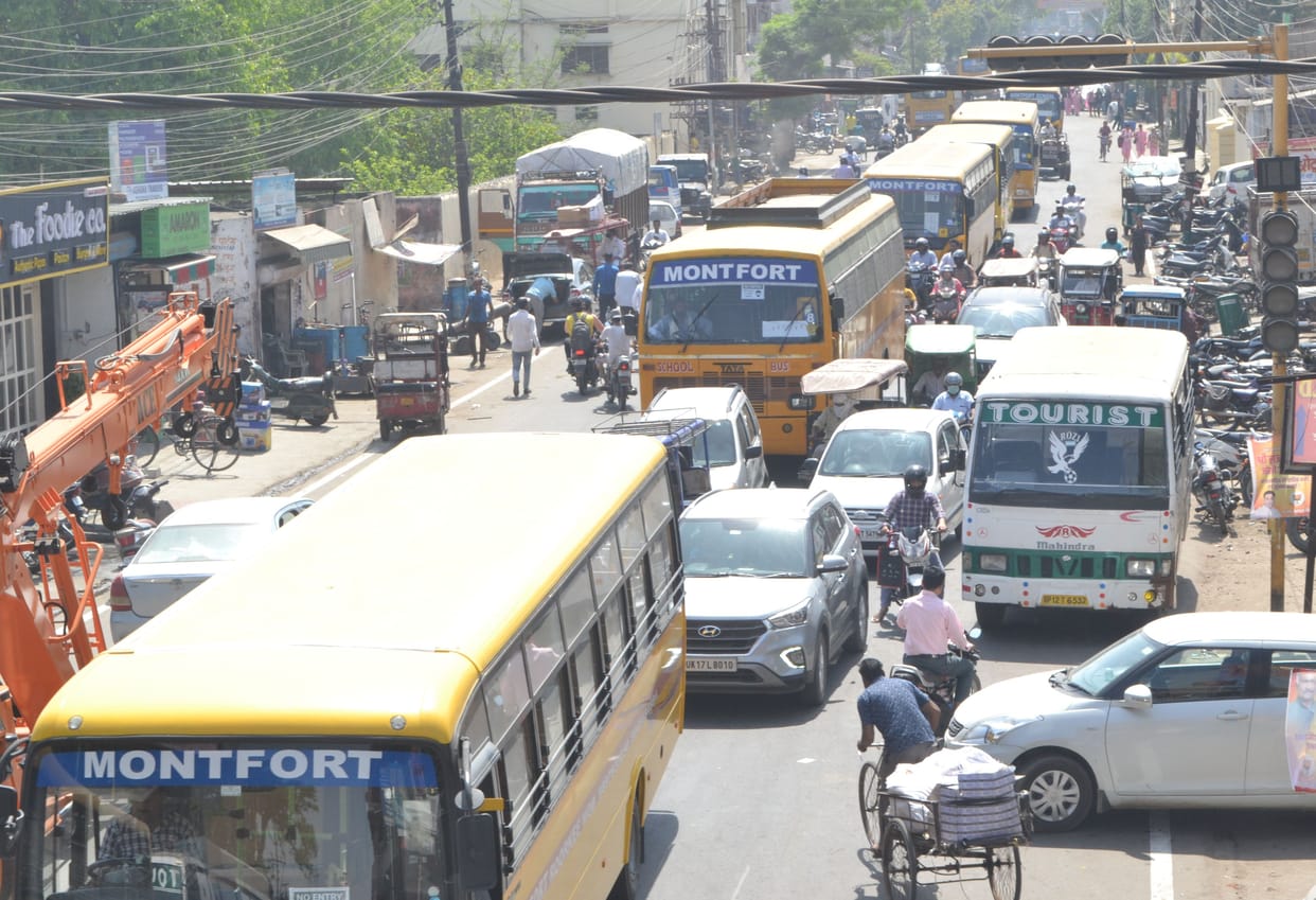 Jam during school holidays, no police arrangements