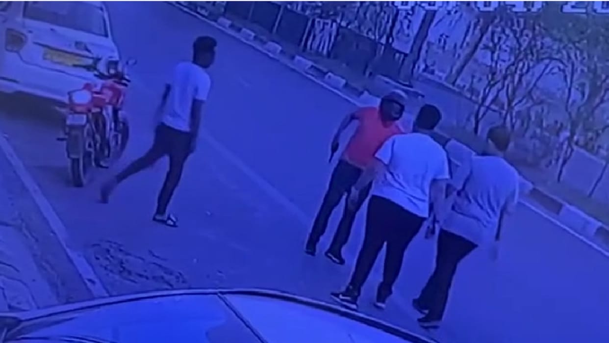 Robbery from businessman by showing pistol in Delhi