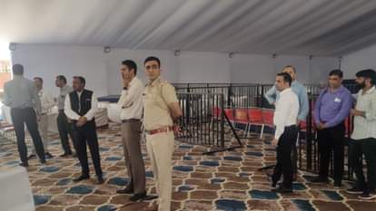 सेक्टर-15 स्थित एचएसवीपी मैदान पर आयोजित होने वाले कार्यक्रम की पूर्व संध्या पर पंडाल में तैयारियों का जायजा लेते अतिरिक्त उपायुक्त शांतनू शर्मा, साथ में हैं पुलिस व अन्य प्रशासनिक अधिकारी।