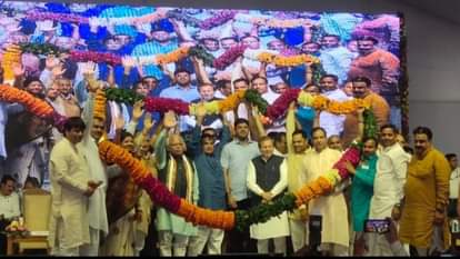 सोनीपत में पहुंचे केंद्रीय मंत्री नितिन गडकरी, हरियाणा के मुख्यमंत्री मनोहर लाल, उप मुख्यमंत्री दुष्यंत चौटाला व सांसद।