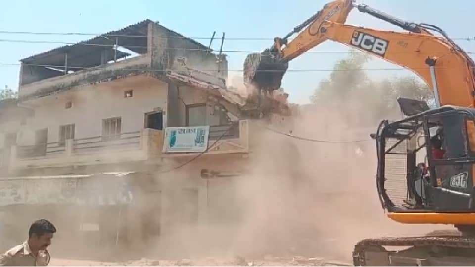 Shajapur Anti Mafia Campaign: The land given to the poor was occupied, the house of the crook and the poultry farm landed