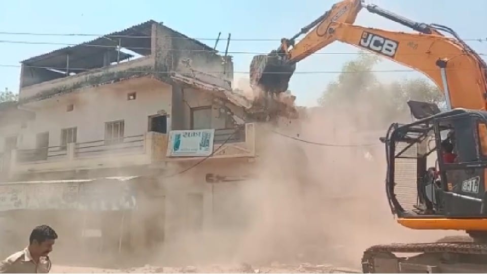 Shajapur Anti Mafia Campaign: The land given to the poor was occupied, the house of the crook and the poultry farm landed