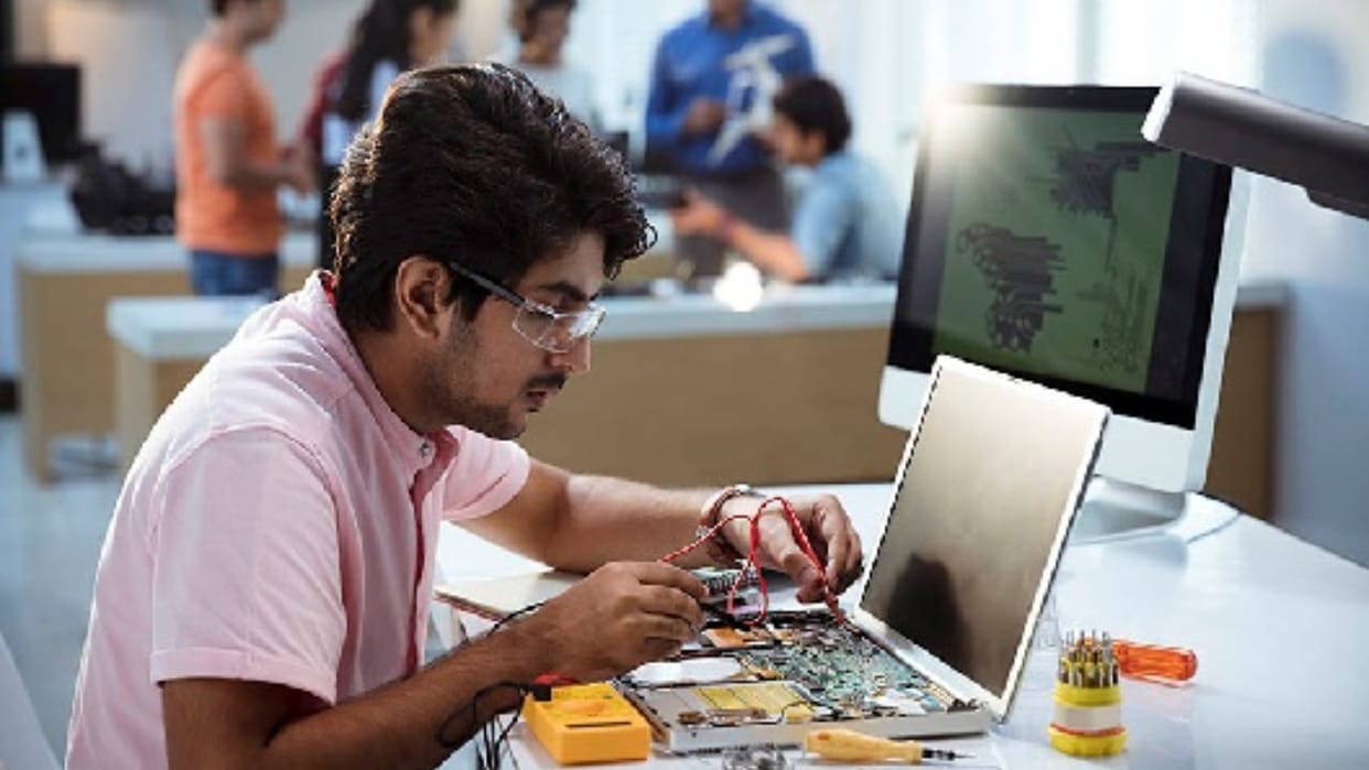 know career options in the sector of Field technician, know where to get the course
