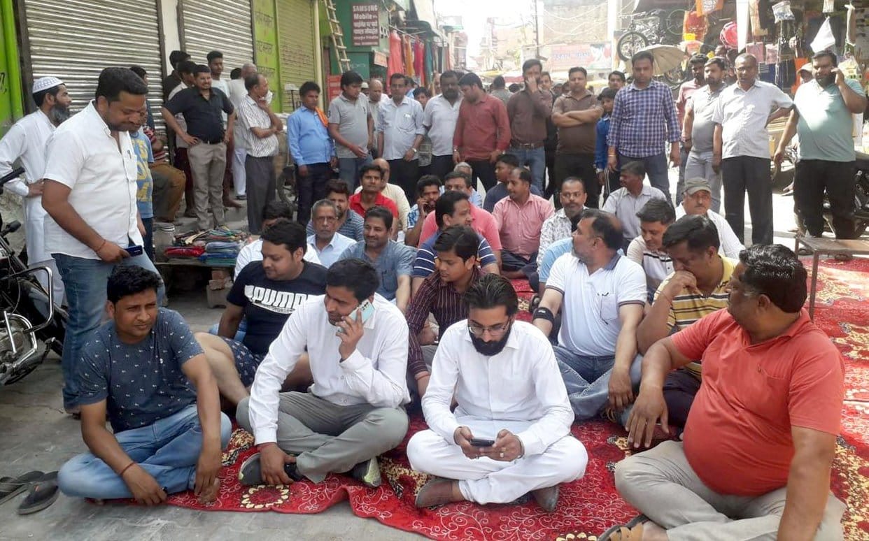 The team reached the market, the shutters of the shops fell down