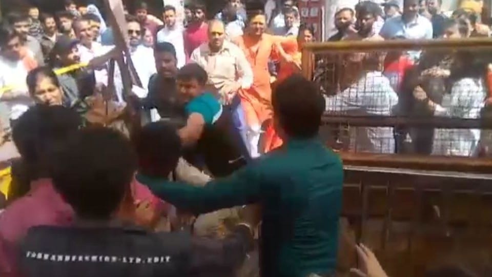 Ujjain: Controversy before darshan in Mahakal temple, fight between temple employees and BSF jawan, both sides complained to the police