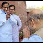 संसद परिसर में हाथ जोड़कर एक दूसरे का अभिवादन करते गृहमंत्री अमित शाह और पूर्व गृहमंत्री पी. चिदंबरम।