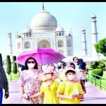 ताजमहल में गर्मी से व्याकुल हुए पर्यटक