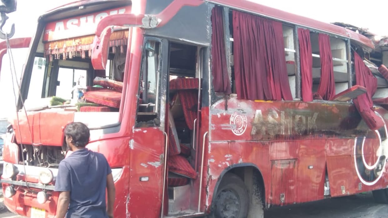 Three died and 30 injured in an accident in Ayodhya.