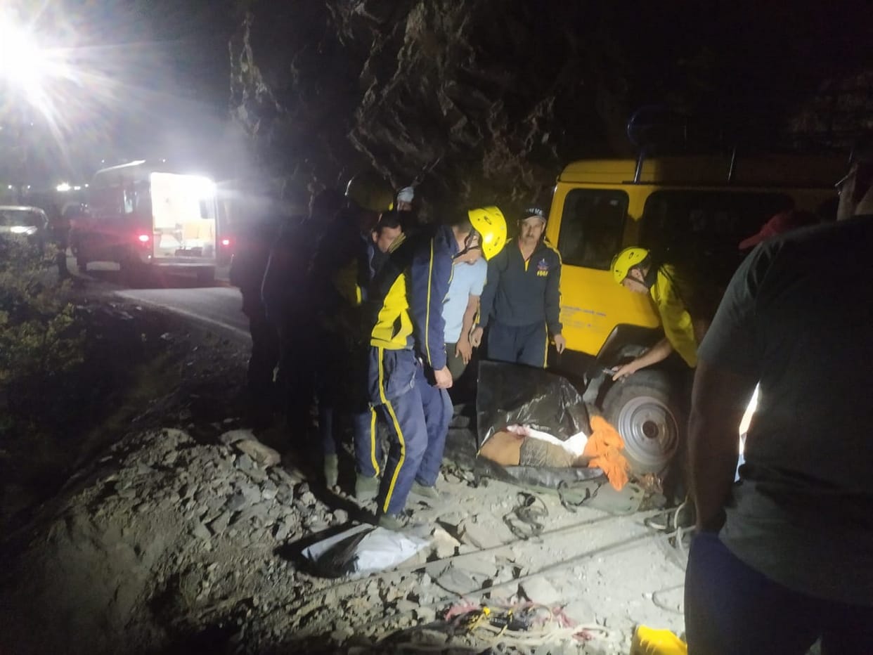 Accident, Two dead, one missing after truck fell into a gorge on Pauri Devprayag road